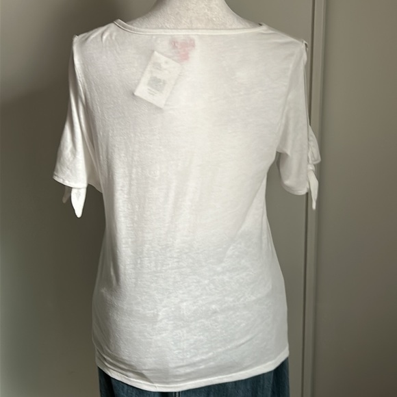 New GUESS Signature Logo White Split Tie Sleeve Cold Shoulder Tee Shirt - Picture 7 of 10